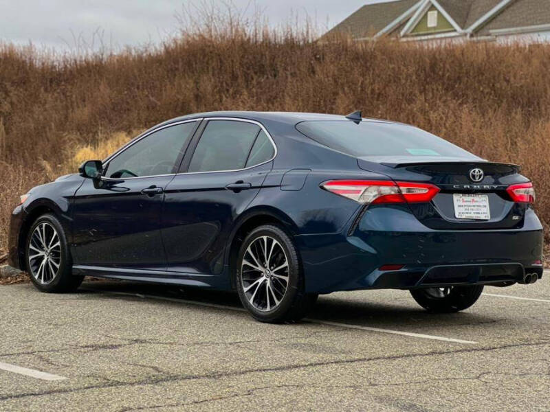 2019 Toyota Camry SE photo 6