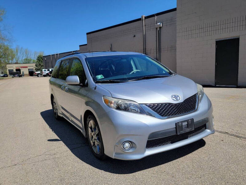 2011 Toyota Sienna SE 8-Passenger
