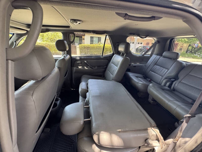 2004 Toyota Sequoia SR5