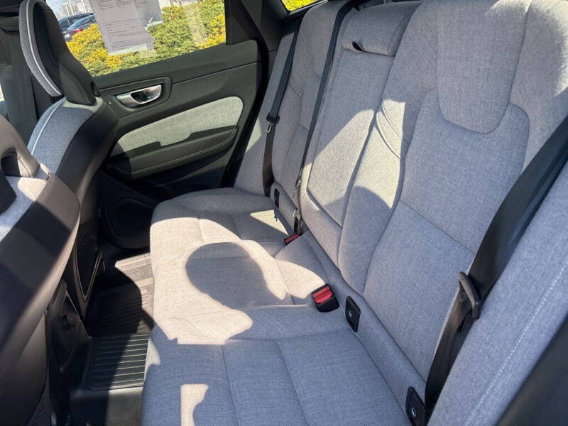 2024 Volvo XC60 Recharge T8 Ultimate Dark Theme