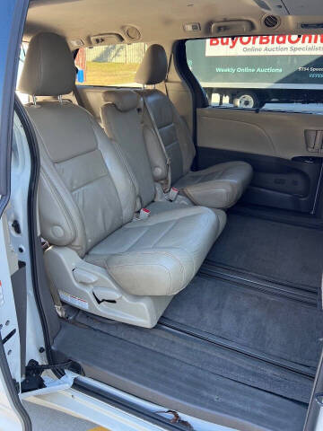 2017 Toyota Sienna XLE 7-Passenger Auto Access Seat