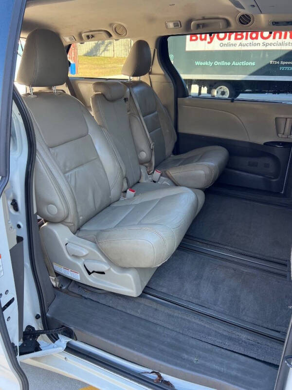 2017 Toyota Sienna XLE 7-Passenger Auto Access Seat