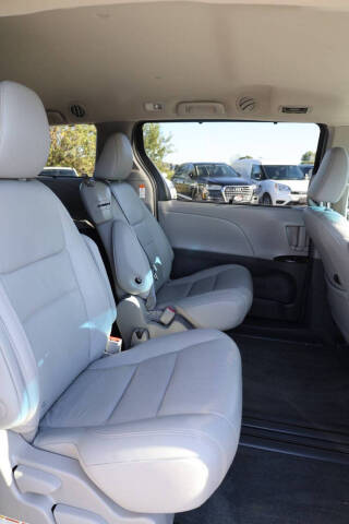 2017 Toyota Sienna XLE 7-Passenger Auto Access Seat