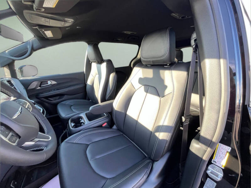 2026 Chrysler Voyager LX