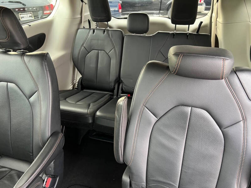 2017 Chrysler Pacifica Touring-L Plus