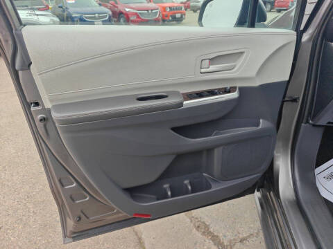 2022 Toyota Sienna LE 8-Passenger