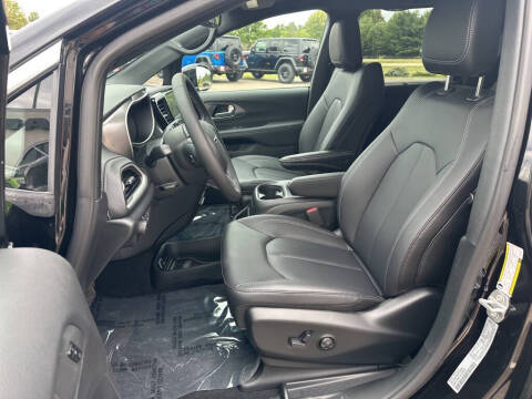 2026 Chrysler Pacifica Select