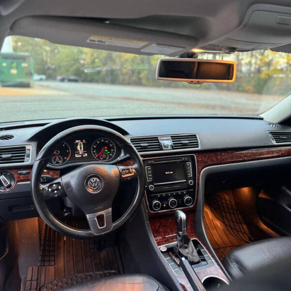 2013 Volkswagen Passat SEL photo 9