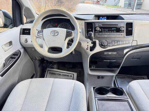 2013 Toyota Sienna LE 8-Passenger