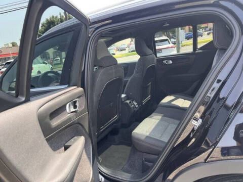 2025 Volvo XC40 B5 Core Bright Theme