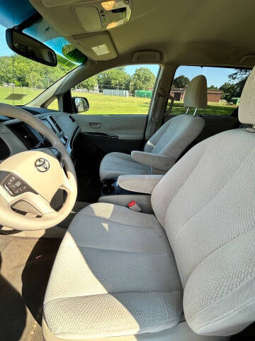 2011 Toyota Sienna LE 7-Passenger Auto Access Seat