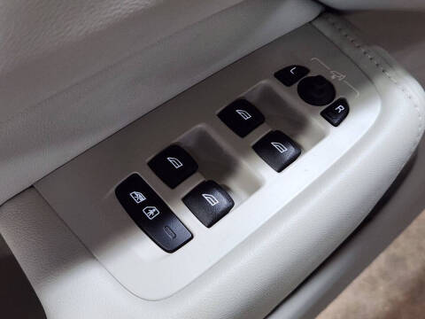 2023 Volvo XC60 Recharge T8 Plus Bright Theme