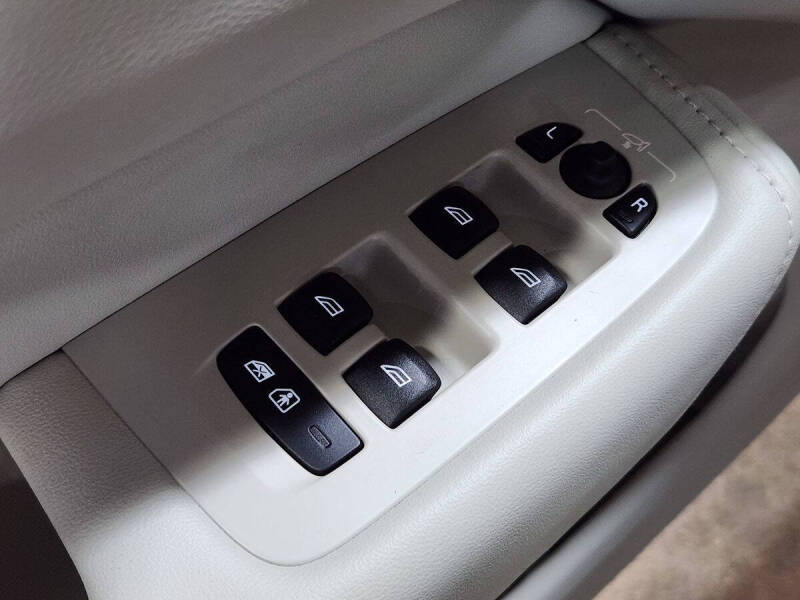 2023 Volvo XC60 Recharge T8 Plus Bright Theme