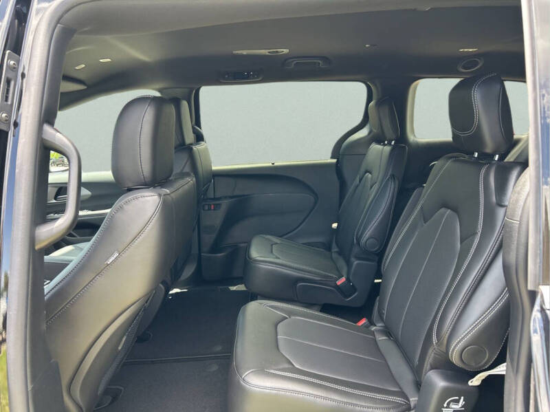 2027 Chrysler Pacifica Select