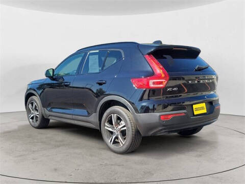2023 Volvo XC40 B5 Plus Dark Theme
