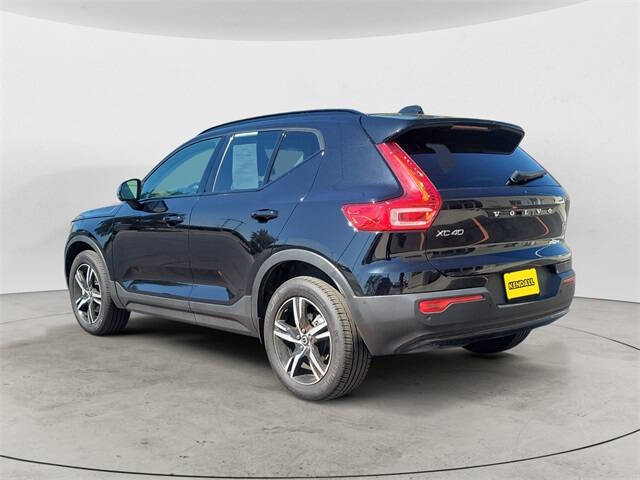 2023 Volvo XC40 B5 Plus Dark Theme
