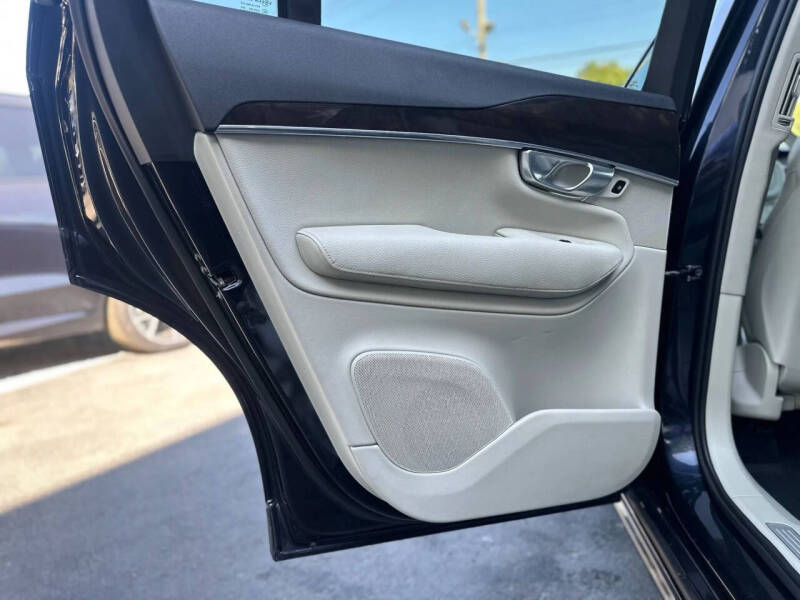 2017 Volvo XC90 T6 Momentum