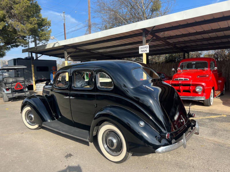 1937 Ford Deluxe