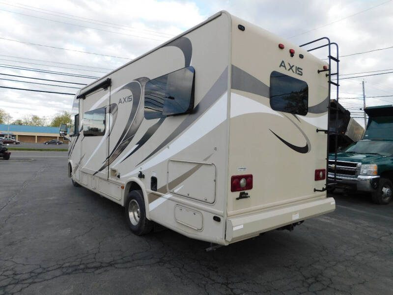 2017 Thor Motor Coach Axis