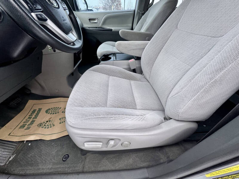 2015 Toyota Sienna LE 8-Passenger