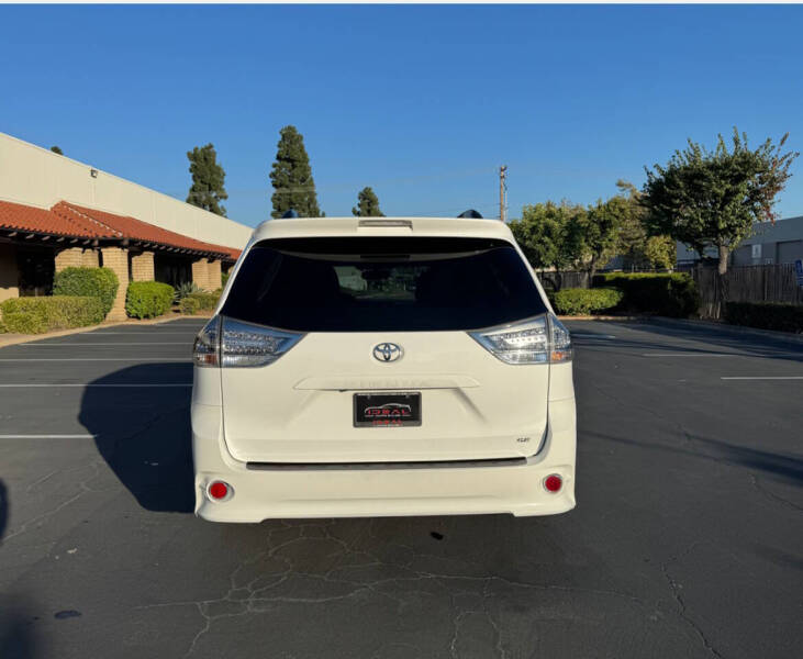 2017 Toyota Sienna SE Premium 8-Passenger