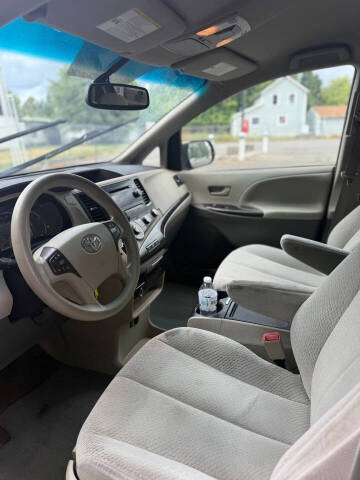 2012 Toyota Sienna LE 8-Passenger