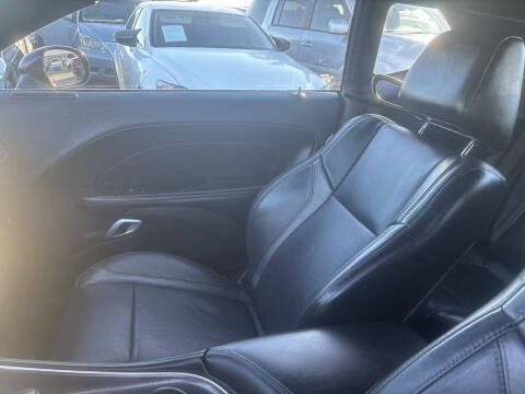 2016 Dodge Challenger SXT Plus