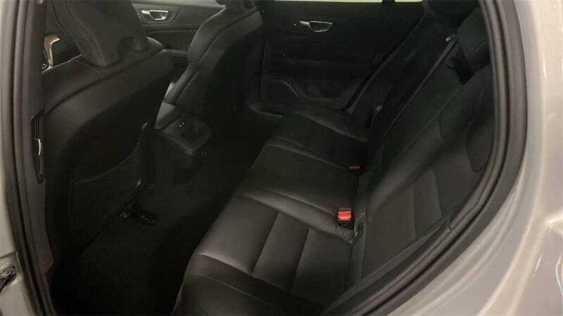 2025 Volvo V60 Cross Country B5 Plus