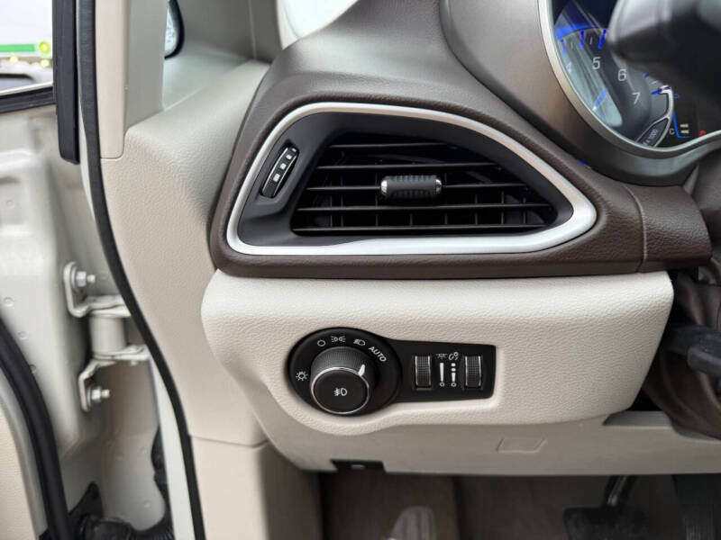 2017 Chrysler Pacifica Touring-L