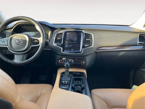 2016 Volvo XC90 T6 Momentum