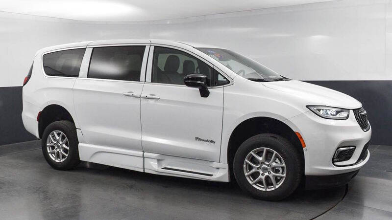 2025 Chrysler Pacifica Select