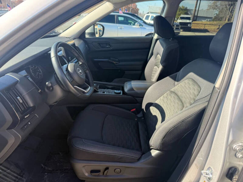 2023 Nissan Pathfinder SV