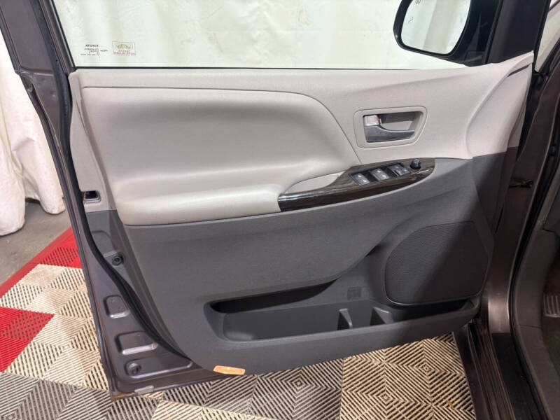 2016 Toyota Sienna XLE 7-Passenger