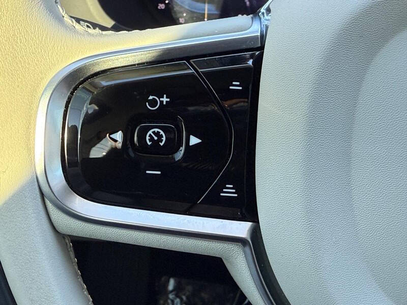 2023 Volvo XC60 B5 Plus Dark Theme