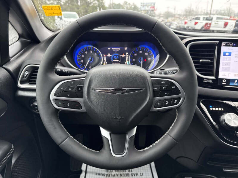 2025 Chrysler Pacifica Select