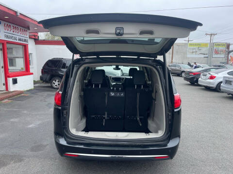 2017 Chrysler Pacifica Touring-L