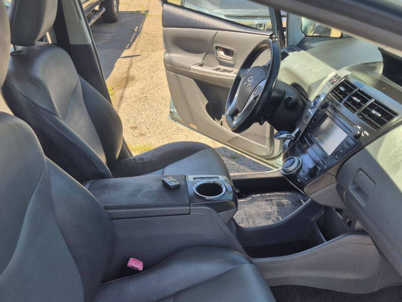 2013 Toyota Prius v Five - Photo 28