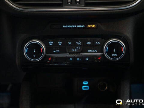 2022 Ford Escape Hybrid Titanium