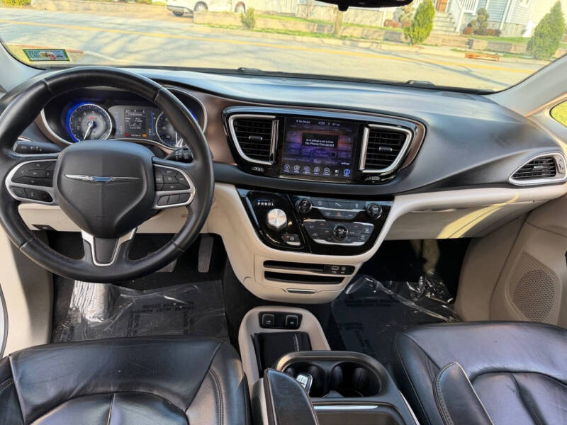 2017 Chrysler Pacifica Touring-L