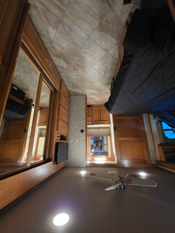 2017 Winnebago Adventurer 37