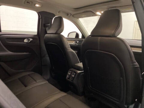 2025 Volvo XC40 B5 Plus Dark Theme