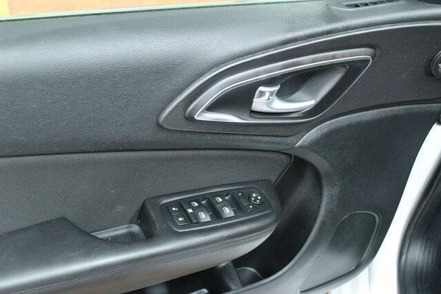 2016 Chrysler 200 LX