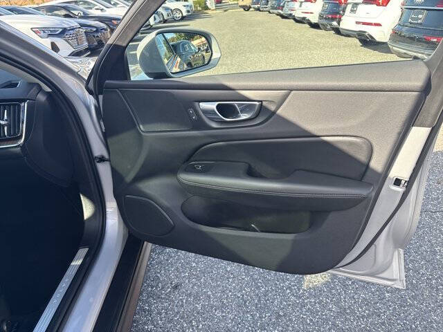 2025 Volvo V60 Cross Country B5 Plus