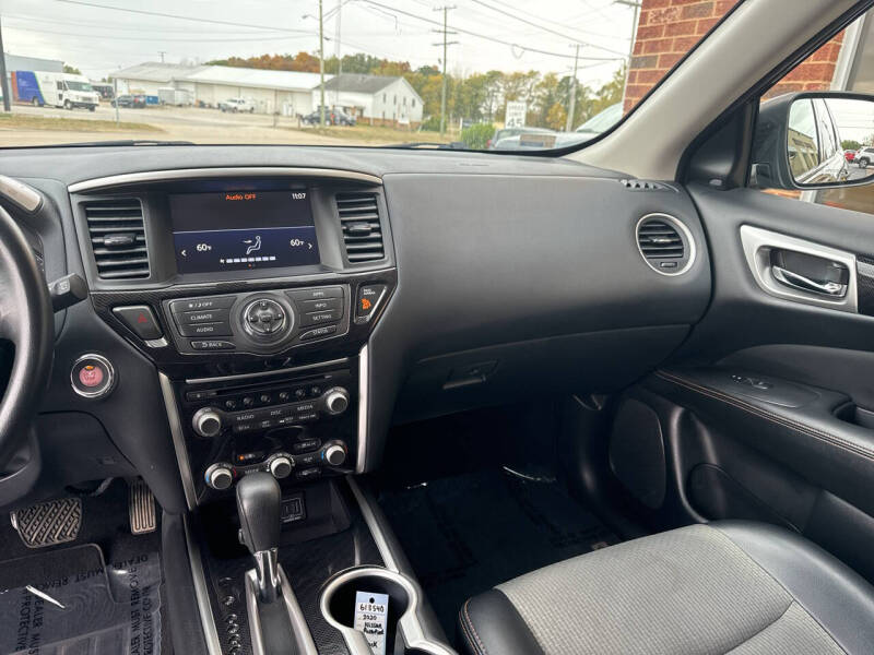 2020 Nissan Pathfinder SV