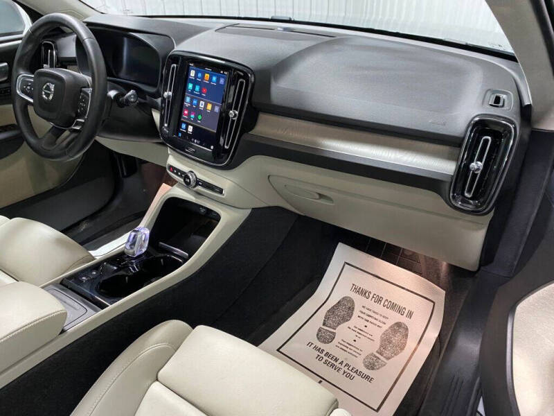 2024 Volvo XC40 B5 Plus Bright Theme