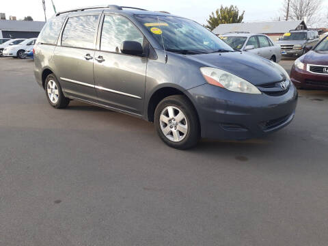 2006 Toyota Sienna for sale at COMMUNITY AUTO in Fresno CA