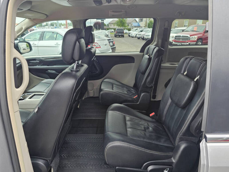 2016 Chrysler Town and Country Touring
