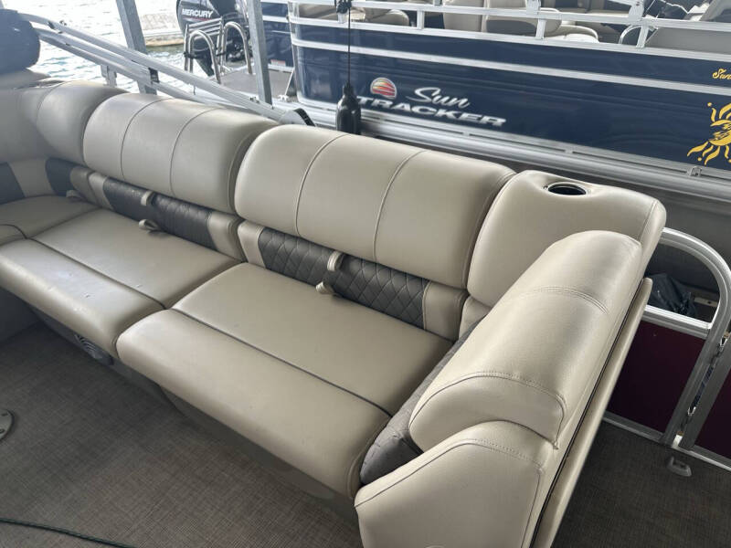 2022 Sun Tracker 24 DLX
