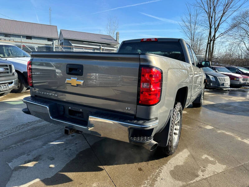 2017 Chevrolet Silverado 1500 LT photo 2