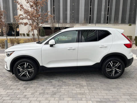 2025 Volvo XC40 B5 Core Bright Theme